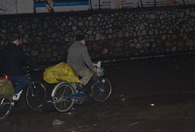 Yaban hayvanları için her akşam kapı kapı dolaşıyorlar