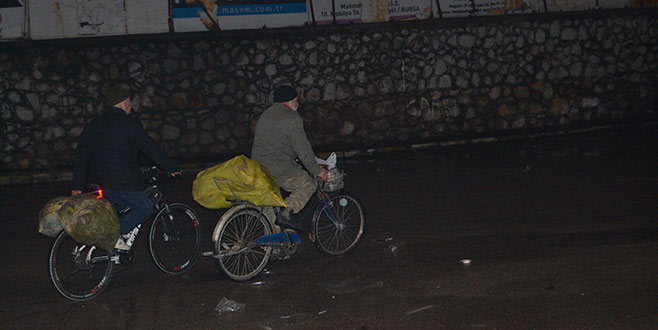 Yaban hayvanları için her akşam kapı kapı dolaşıyorlar Yaban hayvanları için her akşam kapı kapı dolaşıyorlar