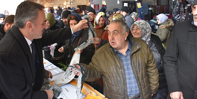 Pazarda file dağıttı Pazarda file dağıttı