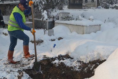 Kar kış demeden 9 yıldır mezar kazıyor