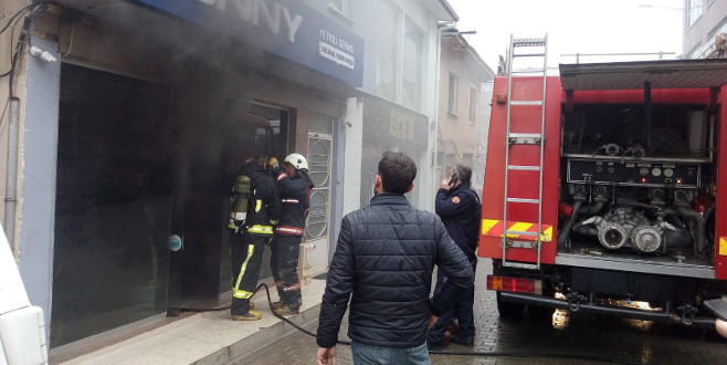 Elektronik eşya tamirhanesinde yangın