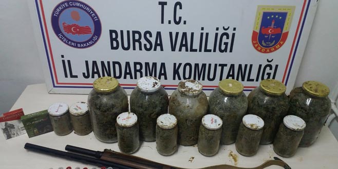28 kilo esrarı gömdükleri yerden çıkartırken yakalandılar