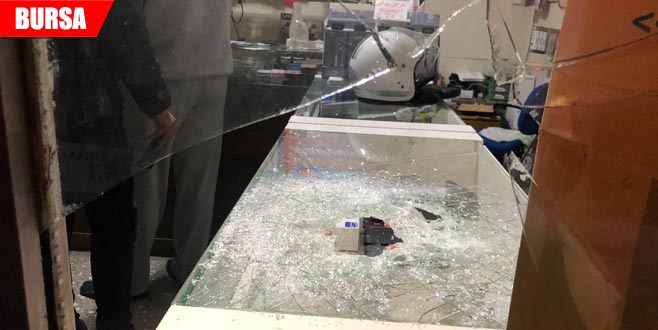 Dükkana bile girmeden 8 telefonu çaldı