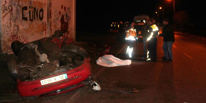 Otomobil trafo binasına çarptı: 1 ölü, 1 yaralı Otomobil trafo binasına çarptı: 1 ölü, 1 yaralı