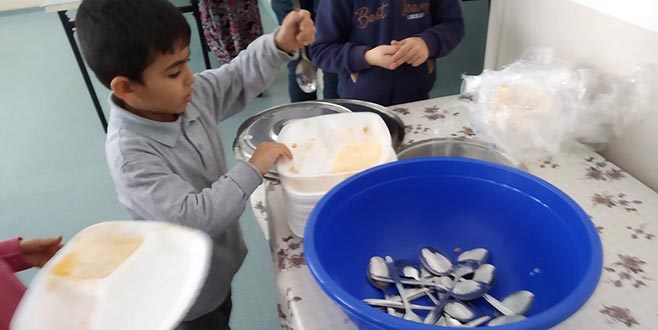 Alkışlar minik öğrencilere