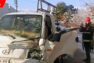 Kamyonet ile kamyon kafa kafaya çarpıştı