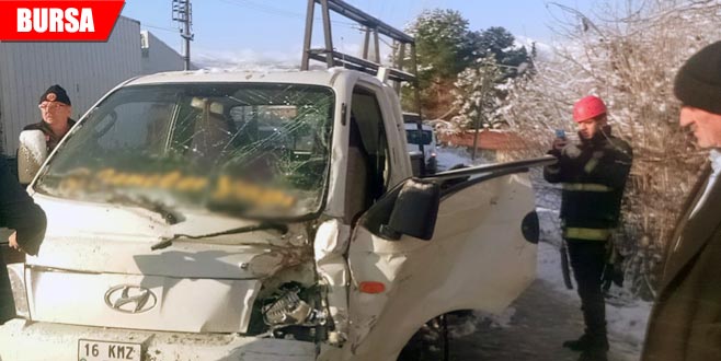 Kamyonet ile kamyon kafa kafaya çarpıştı