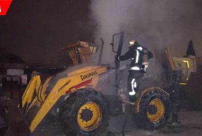 Park halindeki iş makinesi yandı