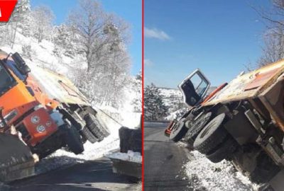 Tuzlama çalışması yapan iş makinesi devrildi