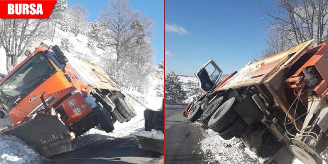 Tuzlama çalışması yapan iş makinesi devrildi