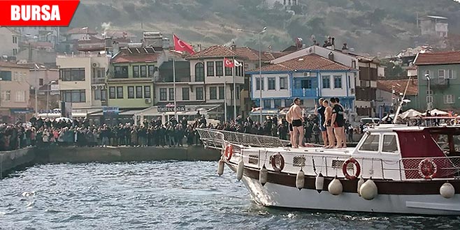 96 yıl sonra ilk! Buz gibi suya atlayıp…