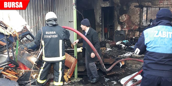 Yangını fark eden kahraman zabıtalar mahsur kalan kız çocuğunu kurtardı Yangını fark eden kahraman zabıtalar mahsur kalan kız çocuğunu kurtardı