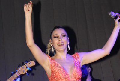 Sahneden oğluna koştu