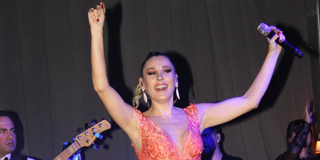 Sahneden oğluna koştu