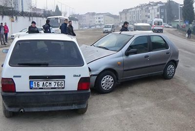 İki otomobil çarpıştı: 3 yaralı