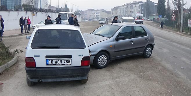 İki otomobil çarpıştı: 3 yaralı İki otomobil çarpıştı: 3 yaralı