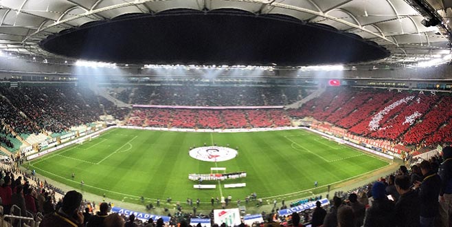 Bursasporlu taraftarlardan ay-yıldızlı kareografi