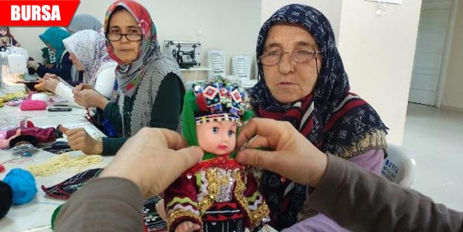 Asırlık kültürlerini oyuncak bebeklere işliyorlar
