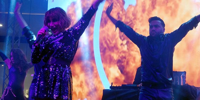 İrem söyledi sevgilisi dans etti