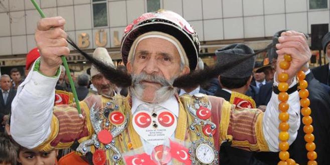 Dünyanın en uzun bıyıklı adamıydı! ‘Pala Mevlüt’ hayatını kaybetti Dünyanın en uzun bıyıklı adamıydı! ‘Pala Mevlüt’ hayatını kaybetti