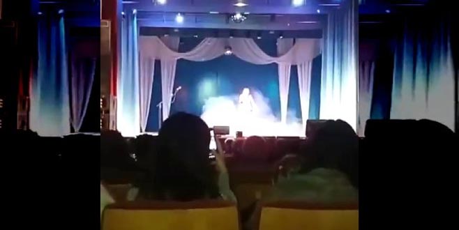 Ünlü şarkıcı sahnede hayatını kaybetti!