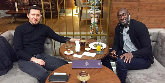 Biri onu gözetliyor