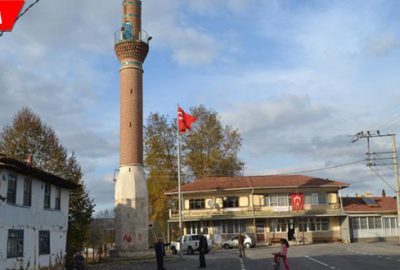 Camisiz minareyi görenler şaşırıyor
