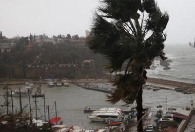 Antalya’da şiddetli yağış ve hortum nedeniyle zor anlar yaşanıyor