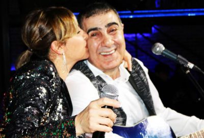 Evlilik yıldönümlerini sahnede kutladılar