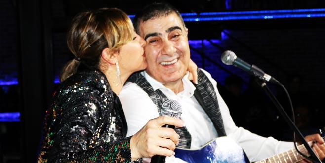 Evlilik yıldönümlerini sahnede kutladılar