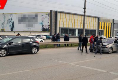 İki otomobil çarpıştı: Yaralılar var
