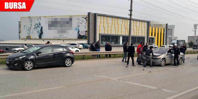 İki otomobil çarpıştı: Yaralılar var İki otomobil çarpıştı: Yaralılar var