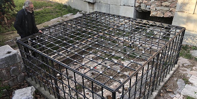 Tarihi mozaik çöpten görünmüyor Tarihi mozaik çöpten görünmüyor