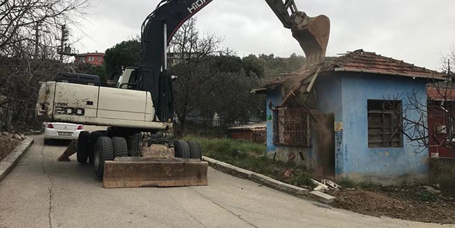 Gemlik’te metruk binalar yıkılıyor