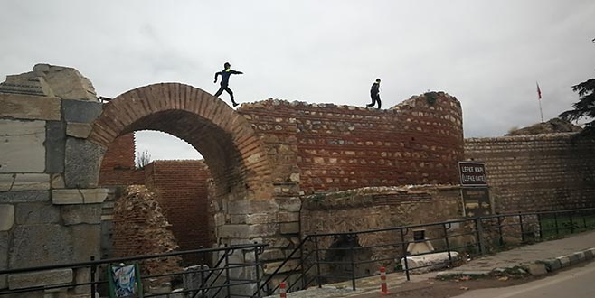 Süper kahramanlara özenip hayatlarını hiçe sayıyorlar