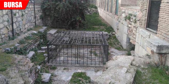 Çöpten görünmeyen mozaiğin üzeri temizlendi Çöpten görünmeyen mozaiğin üzeri temizlendi