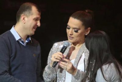 Demet’ten sahnesinde evlilik teklifi alan hayranına lüks hediye