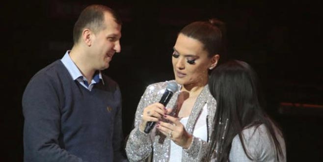 Demet’ten sahnesinde evlilik teklifi alan hayranına lüks hediye