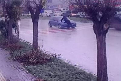 Dehşet! Yaya geçidinden geçiyordu…