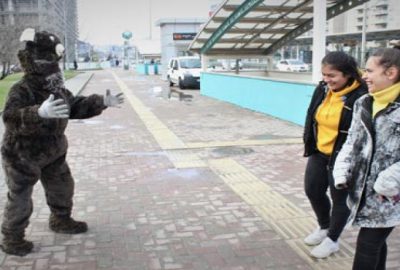 Bursa sokaklarında ayı dolaştı