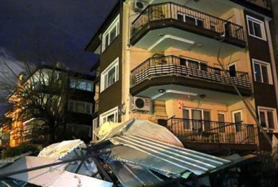 Fırtına yıktı geçti! Çatılar uçtu, ağaçlar devrildi