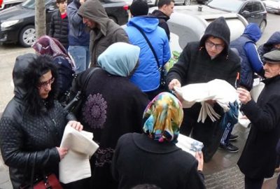 Ücretsiz bez torba dağıttılar, vatandaş saniyeler içerisinde bitirdi