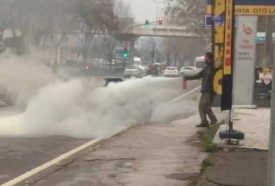 Seyir halindeki otomobil alev aldı