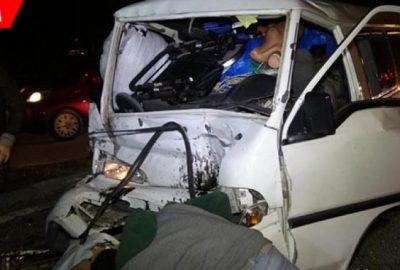 Otobüse minibüs çarptı, sürücü direksiyonda sıkıştı!