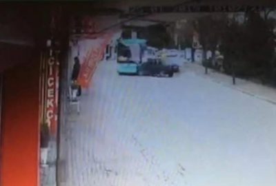 Otobüsle kafa kafaya çarpıştı..O anlar kameraya yansıdı