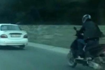 Motosikleti otomobille çektiler