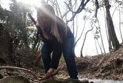 Bahçelerden, derelerden topluyor! 20-30 liradan satıyor