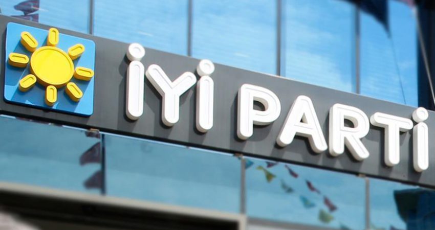Bursa'da İYİ Parti Karacabey İlçe Başkanı Erkan Önen ve partinin