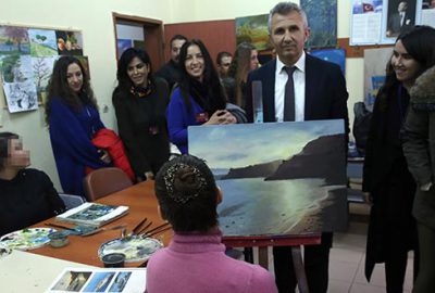 Avlu oyuncuları gerçek mahkumlarla