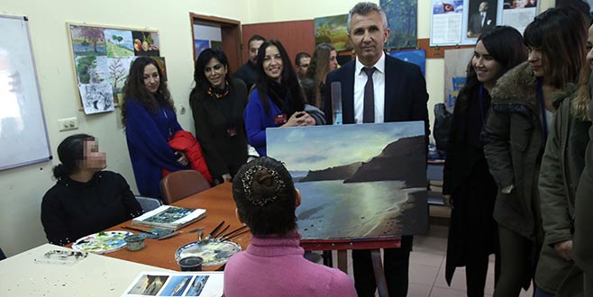 Avlu oyuncuları gerçek mahkumlarla Avlu oyuncuları gerçek mahkumlarla